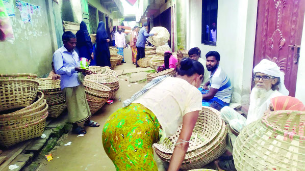 বাজারে প্লাস্টিকের দাপট, হারিয়ে যাচ্ছে বাঁশ-বেতের হস্তশিল্প